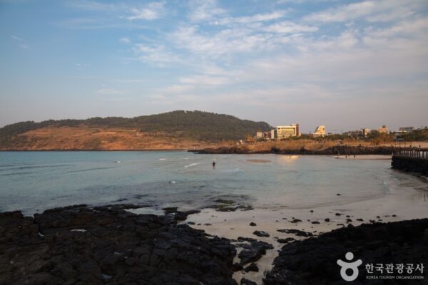 Hamdeok Seoubonghaebyeon Beach (함덕 서우봉 해변 (함덕해수욕장)) 3354602 image2 1